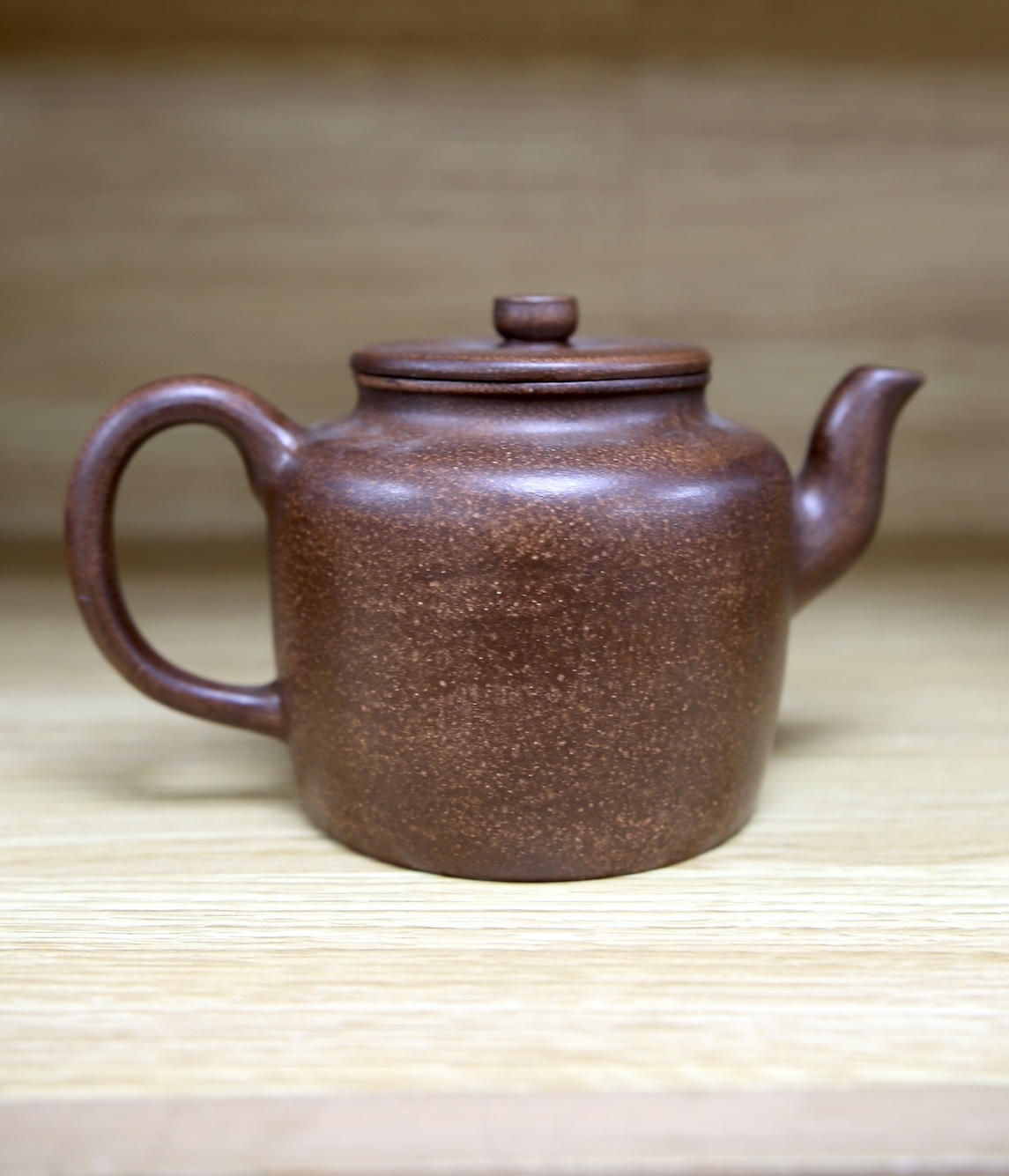 A 20th century Chinese Yixing teapot and cover, 11.5cm. Condition - good